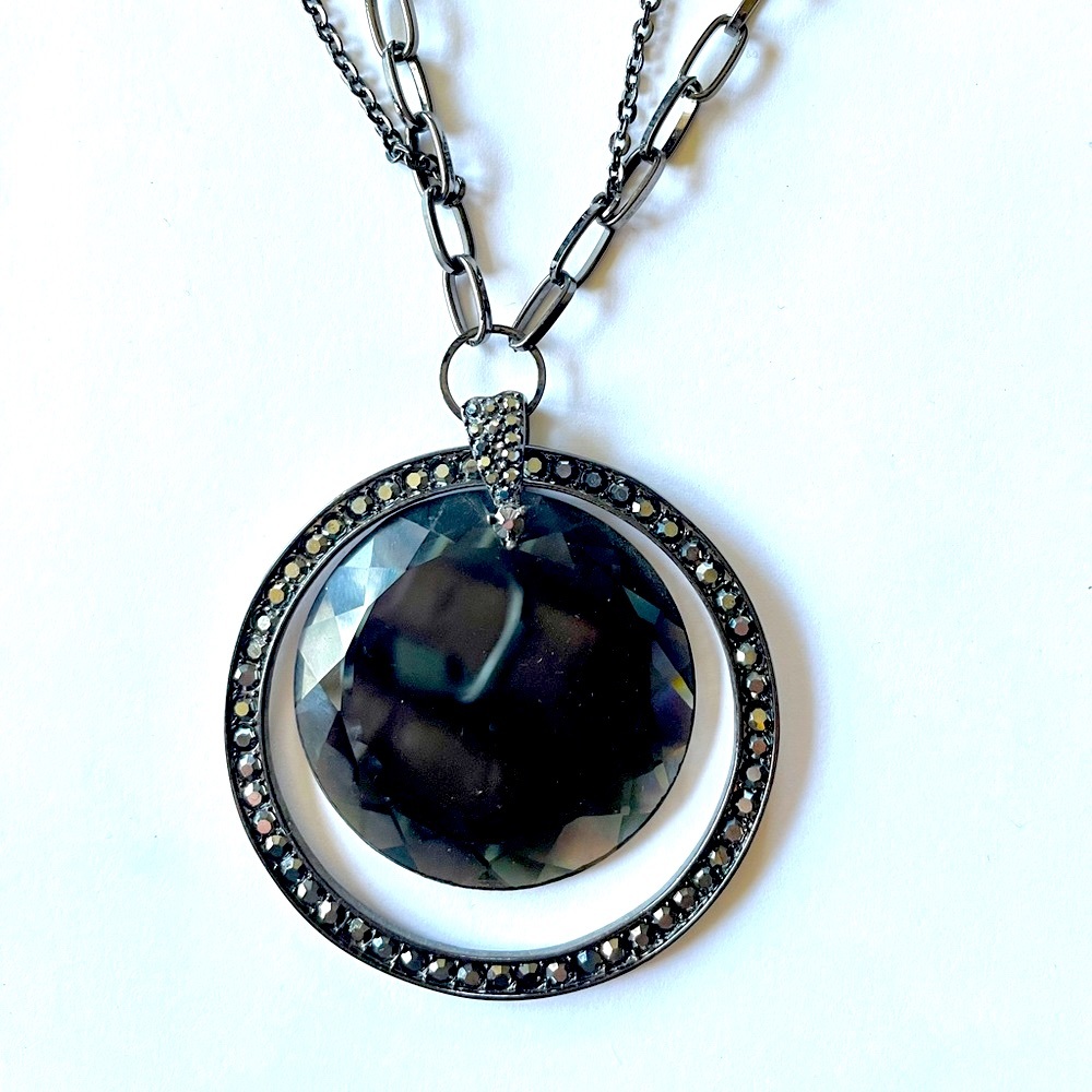 Dazzling necklace large pendant and rhinestones frame long chain NEW
